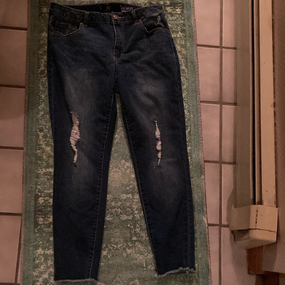 Jeans .Stretchy BBJ Los Angeles/ Love My Fit distressed jeans